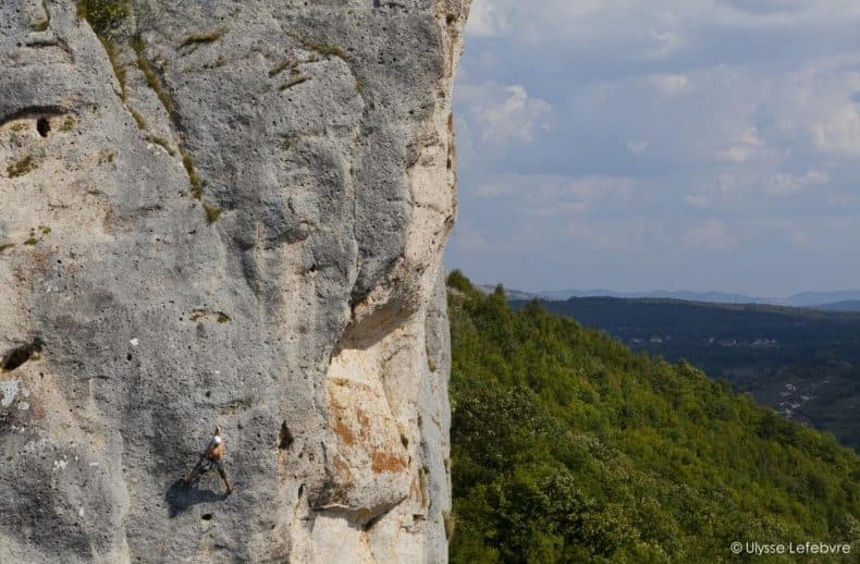Penjač na krečnjačkoj stijeni iznad Pecke