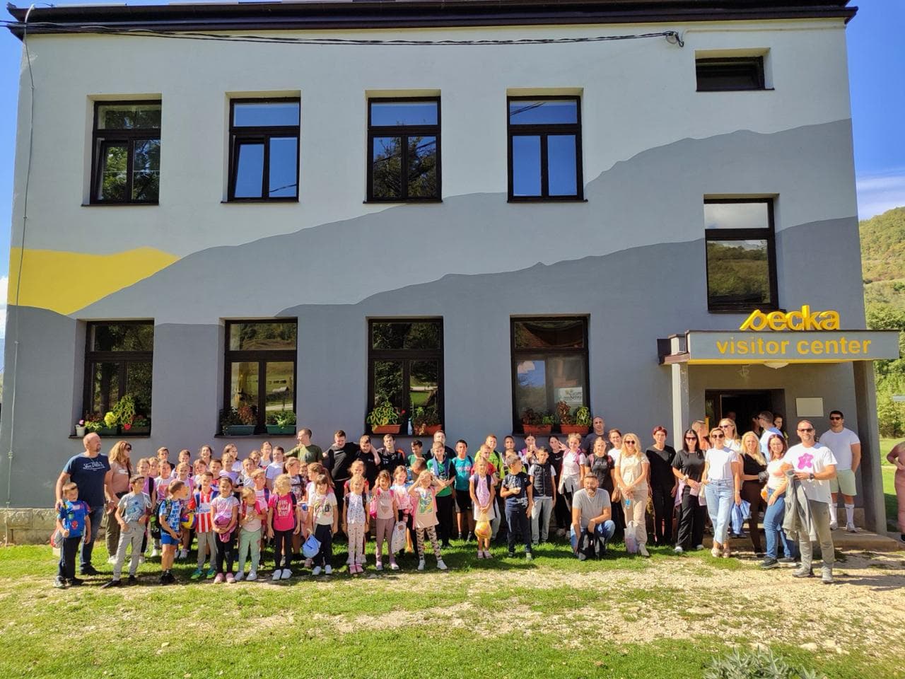 Djeca i odrasli ispred Pecka Visitor centra