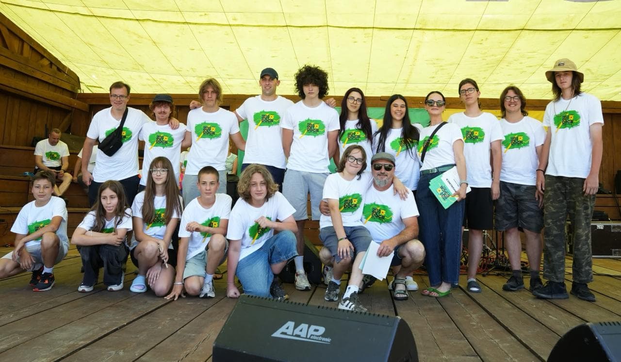 Volonteri Pecka Outdoor Festivala okupljeni na bini u majicama festivala